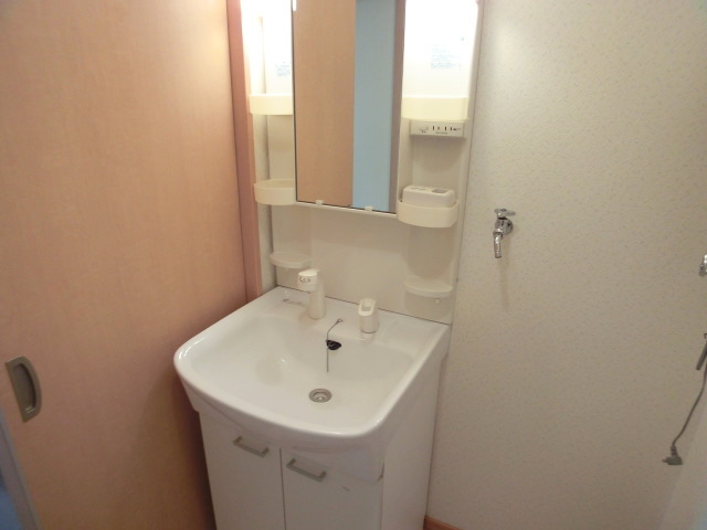 Other Equipment. Shampoo with Dresser!