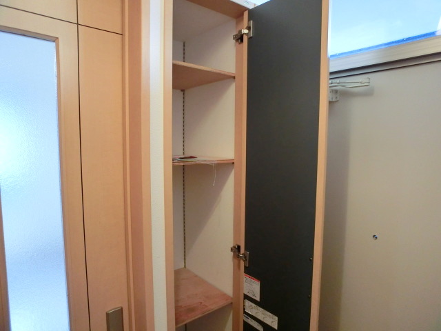 Other Equipment. Of abundant storage capacity shoes BOX!