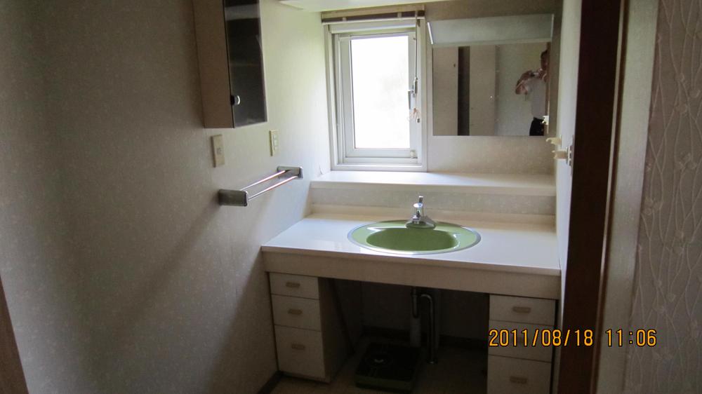 Wash basin, toilet