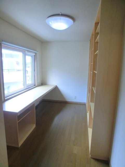Other room space. There is also study! !