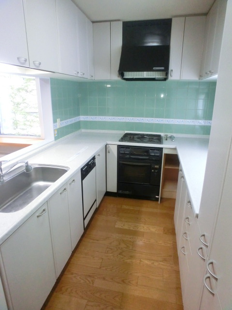 Kitchen. It is a U-shaped kitchen ☆