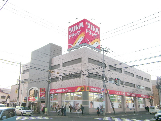 Dorakkusutoa. Tsuruha (drugstore) to 350m