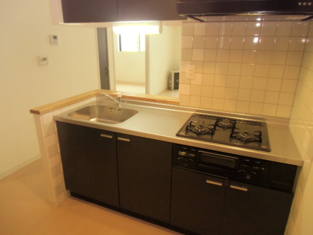 Kitchen. Popular face-to-face kitchen! Three-necked stove ・ I'm happy with grill!