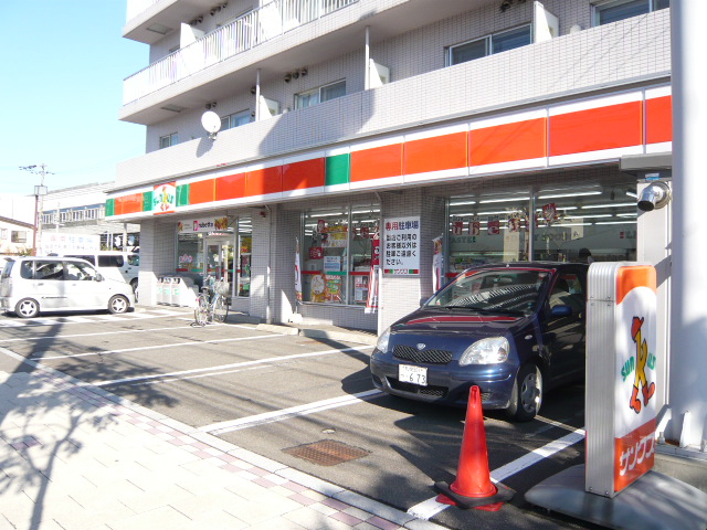 Convenience store. 593m until Thanksgiving Sumikawa Article 4 store (convenience store)