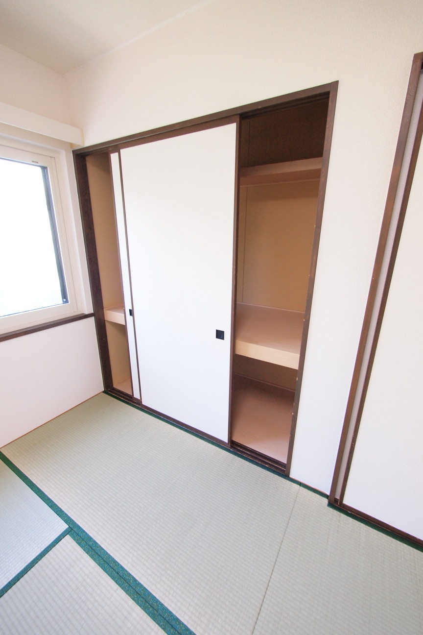 Receipt. It is a Japanese-style room storage. 