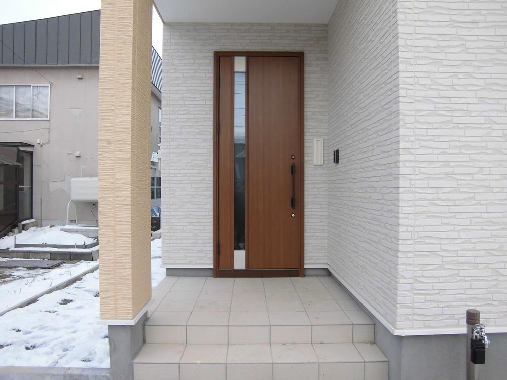 Entrance. Woody insulation entrance door! Of course LED is also lighting of porch ☆