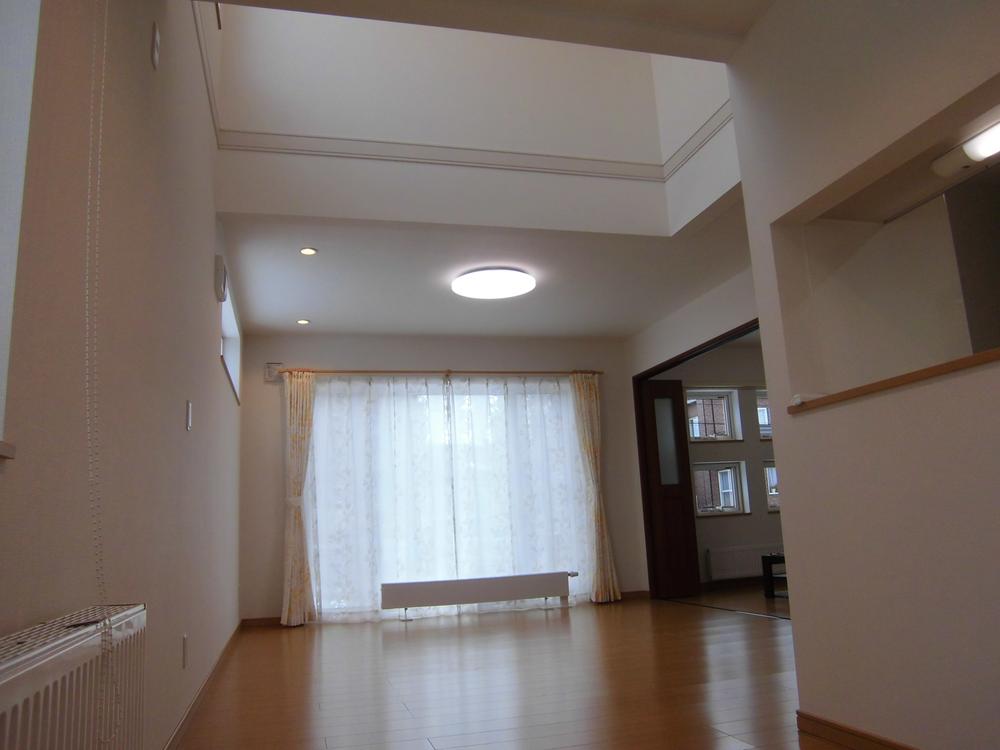 Living. Living livable floor plan with vaulted ceiling is attractive ☆