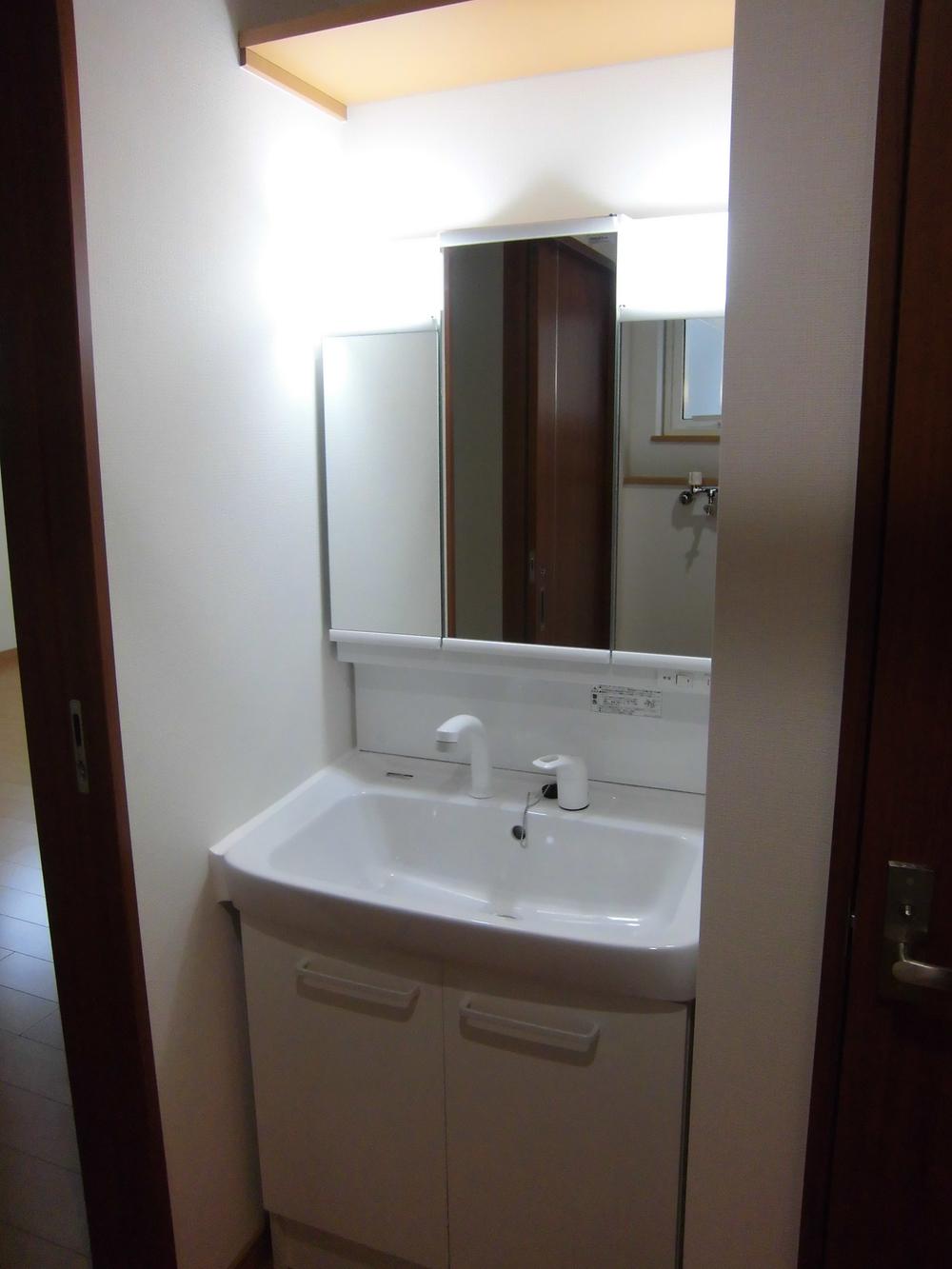 Wash basin, toilet. Shampoo dresser storage amount of the three-sided mirror boasts ☆