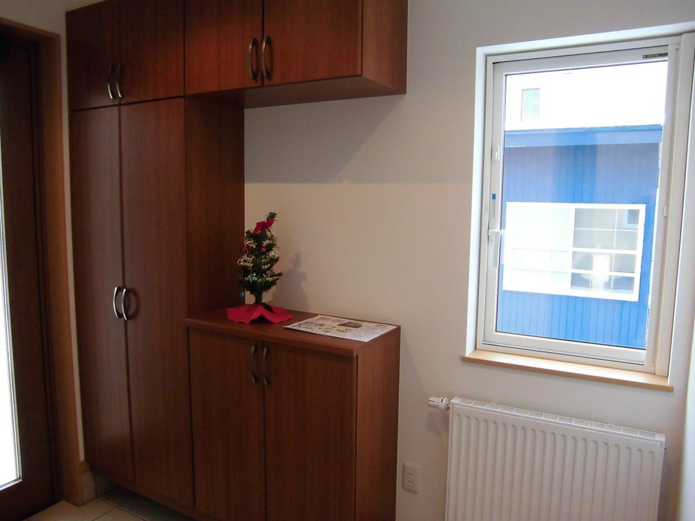 Entrance. Large front door storage ☆ heating ・ You happy with with windows ・ Also ・ On ・ I ・ And (^ - ^)