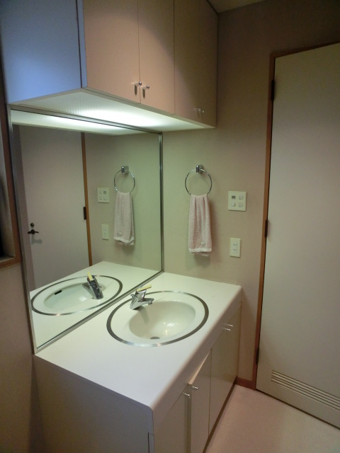Other room space. Washroom of a large mirror! !