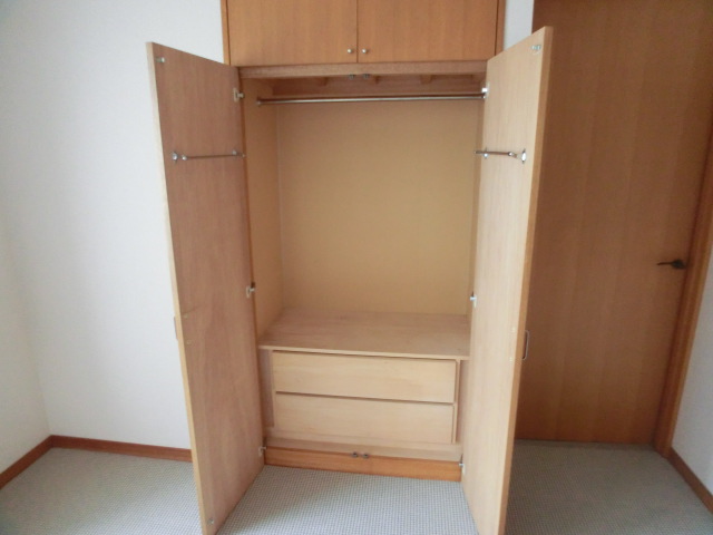 Receipt. Excellent storage capacity of the closet!