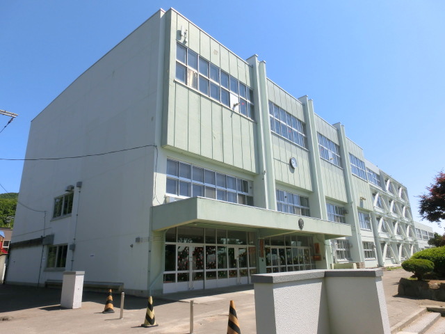 Primary school. 763m to Sapporo Tatsumo Iwakita elementary school (elementary school)