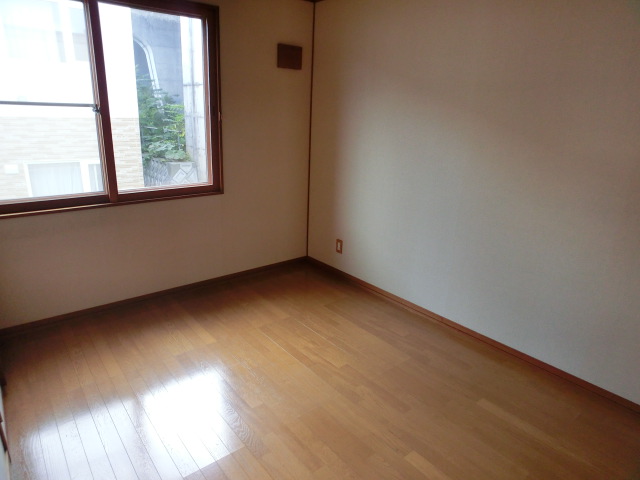 Other room space. Beautiful room