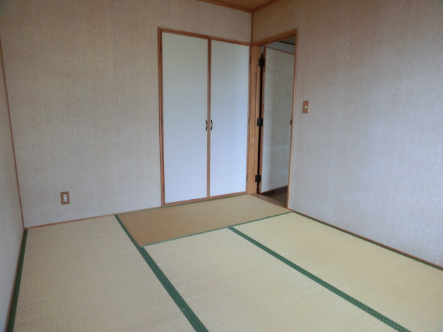 Other room space. Beautiful room.