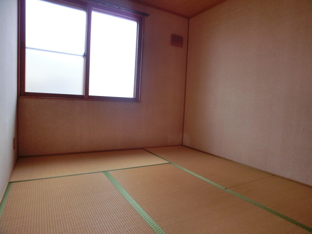 Other room space. There is also Japanese-style room!