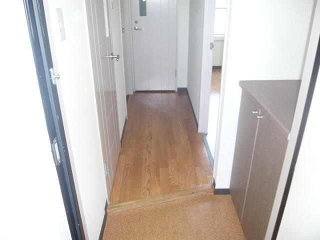 Entrance. Is no entrance of tightness.