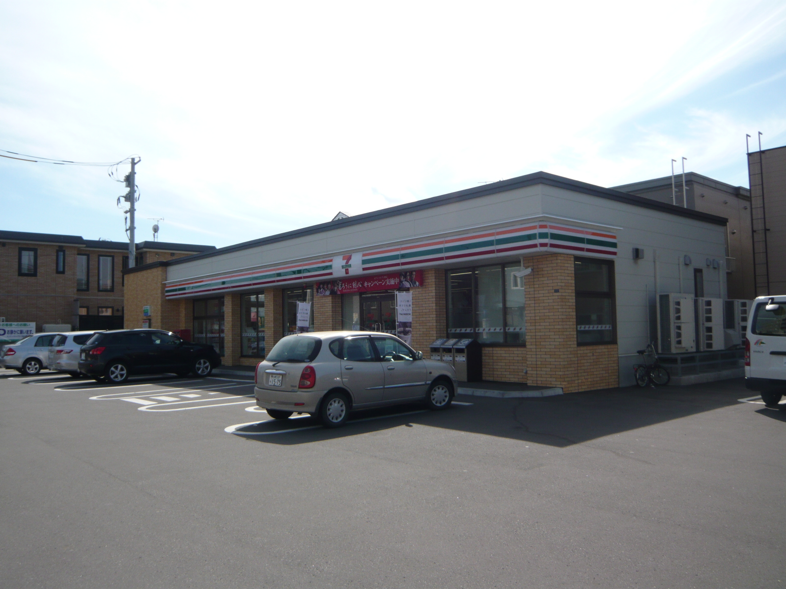 Convenience store. Seven-Eleven Sapporo Kawazoe Article 5 3-chome (convenience store) to 350m