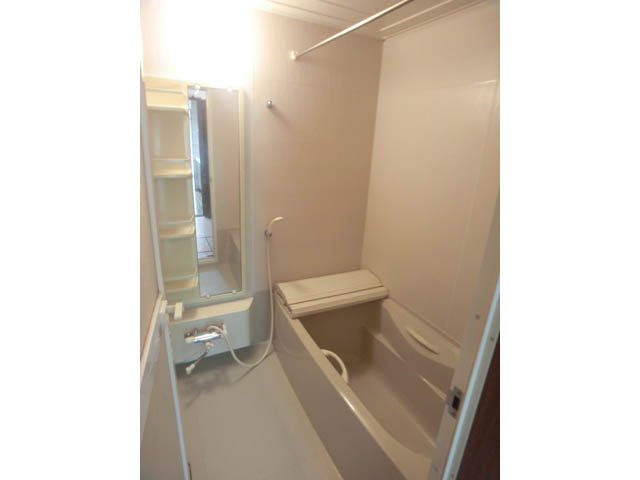 Bath. Spacious bathroom