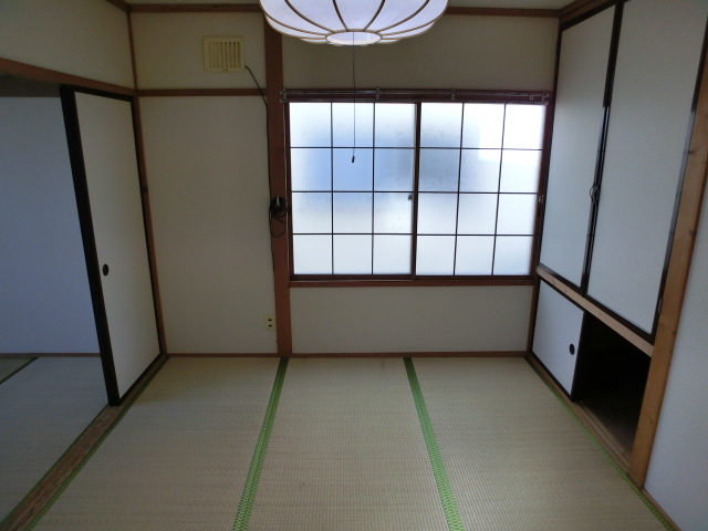 Other room space. Masu Japanese-style throne!