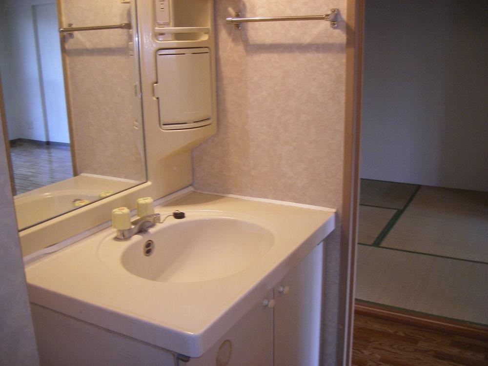 Wash basin, toilet. Indoor (12 May 2013) Shooting