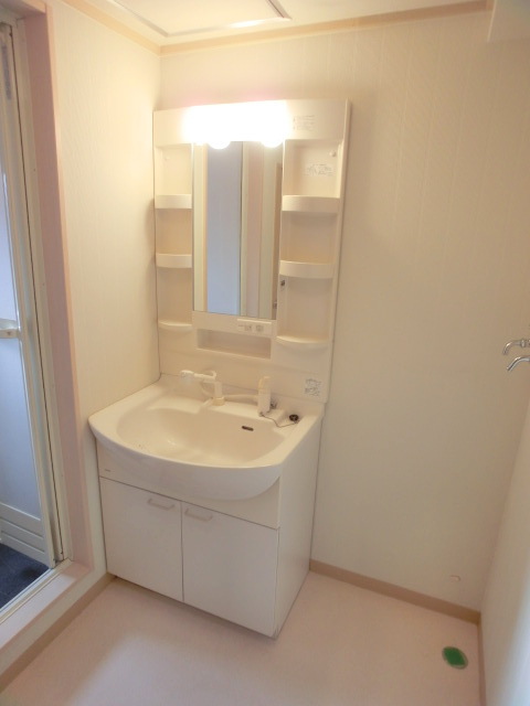 Other Equipment. There Shampoo dresser!