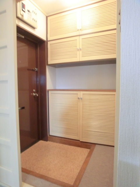 Entrance. Entrance with a large shoe box!