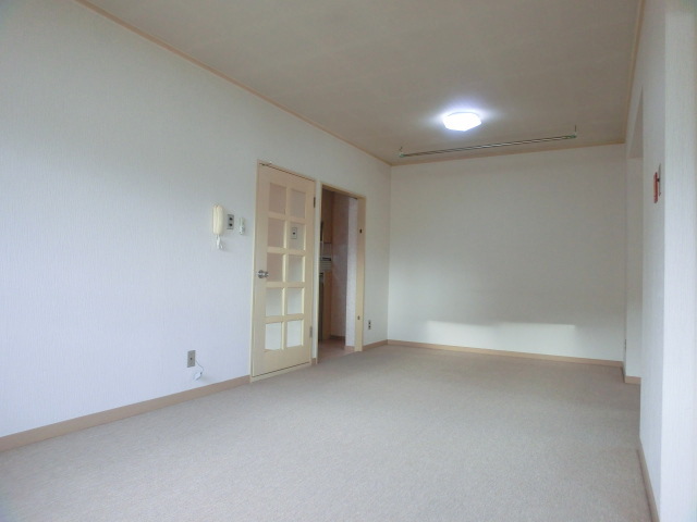 Other room space. From a different angle spacious living!