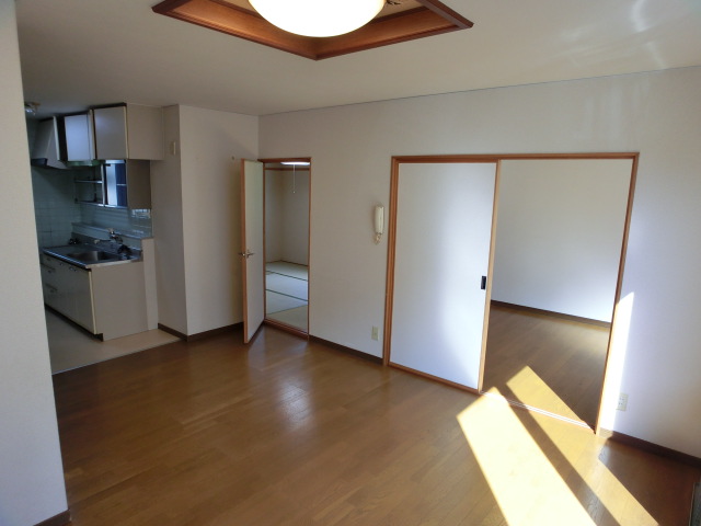 Other room space. It is the living room from a different angle ☆