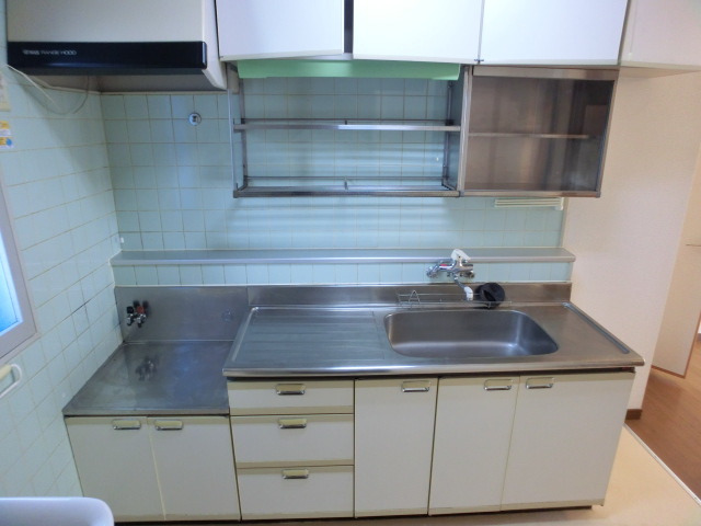 Kitchen. There kitchen storage ☆