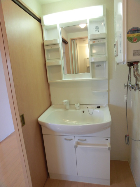 Washroom. Shampoo with Dresser!