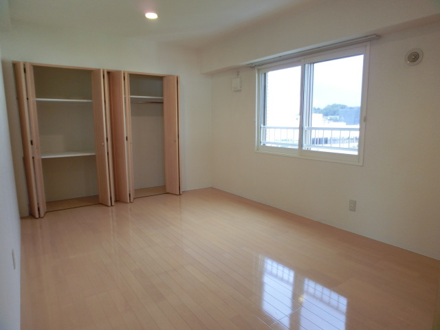 Other room space. Sunny nice room!