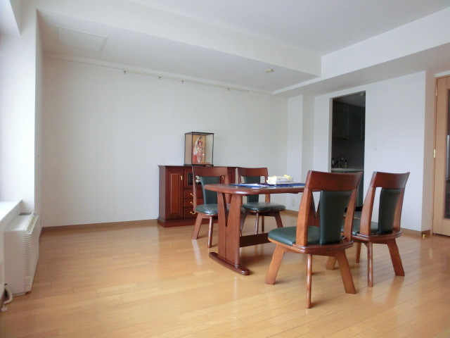 Living and room. It is living from a different angle ☆