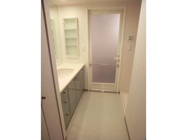 Other Equipment. Spacious dressing room, Shampoo dresser equipped ☆
