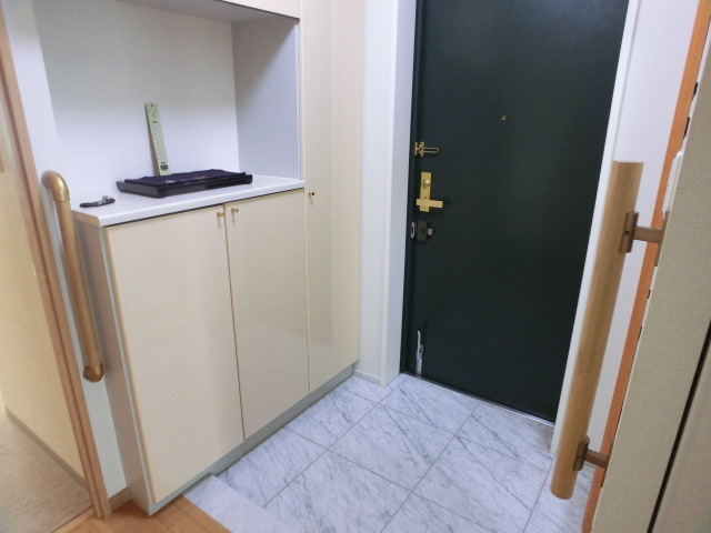Entrance. There cupboard ☆