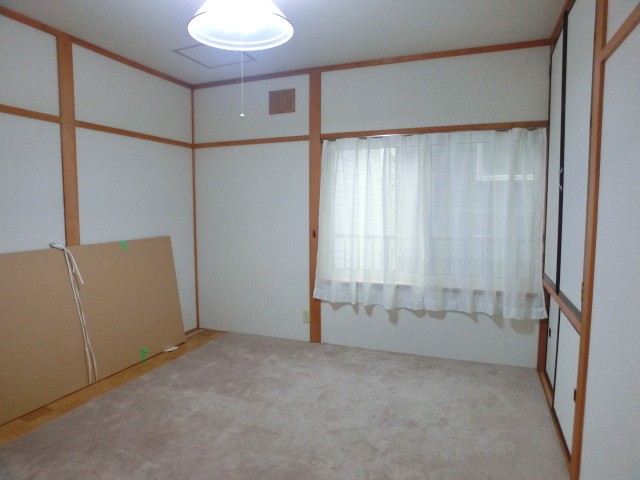 Other room space. Japanese-style carpet is Yes Pull. 