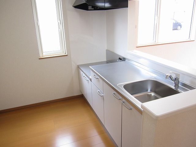 Kitchen. Popular face-to-face kitchen ・ Bright kitchen space also in the spread with a window