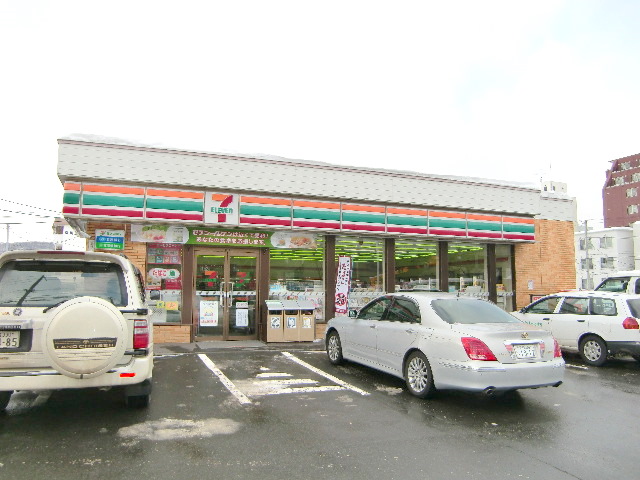 Convenience store. 500m to Seven-Eleven (convenience store)