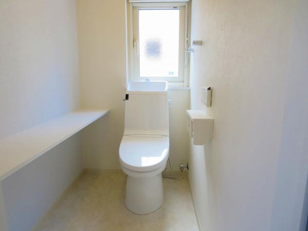 Toilet. Integrated toilet was a new exchange with a shower. Since the toilet of the width is now widely at the time of the floor plan changes, We put a shelf on the part