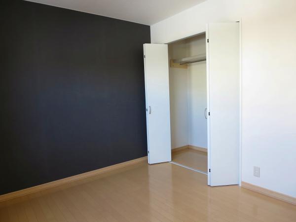 Non-living room. White closet is stylish 2 Kaiyoshitsu 6 Pledge It has changed the type of storage in the closet closet. Wallpaper Hakawa, We exchange floor Zhang. 