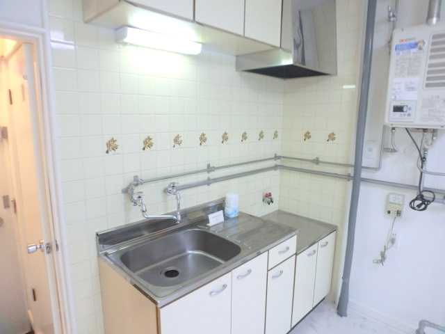 Kitchen. There kitchen storage ☆