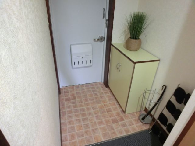 Entrance. Spacious entrance.