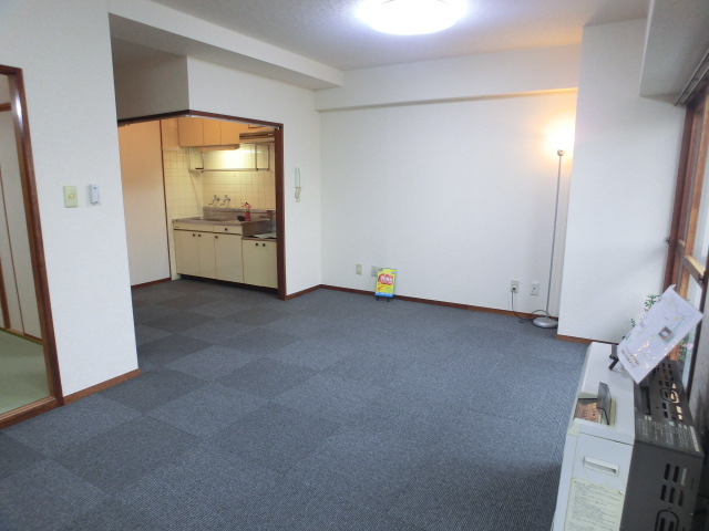 Other room space. Sunny!