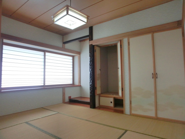 Other room space. There is also Japanese-style room.