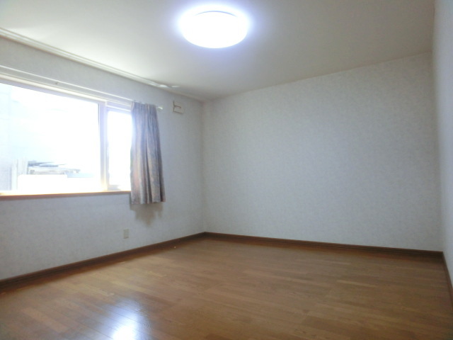 Other room space. Bright room