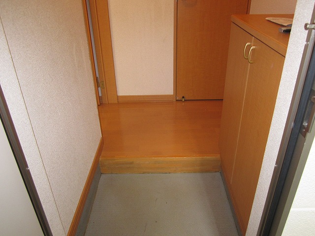 Entrance. It is safe because there is also shoebox ☆