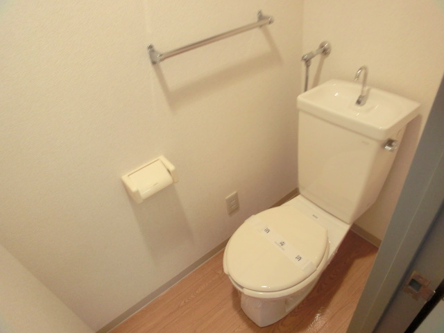 Toilet. Also have a towel