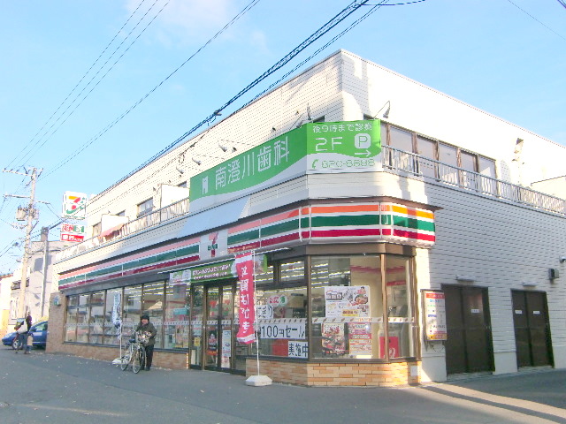 Convenience store. 250m to Seven-Eleven (convenience store)