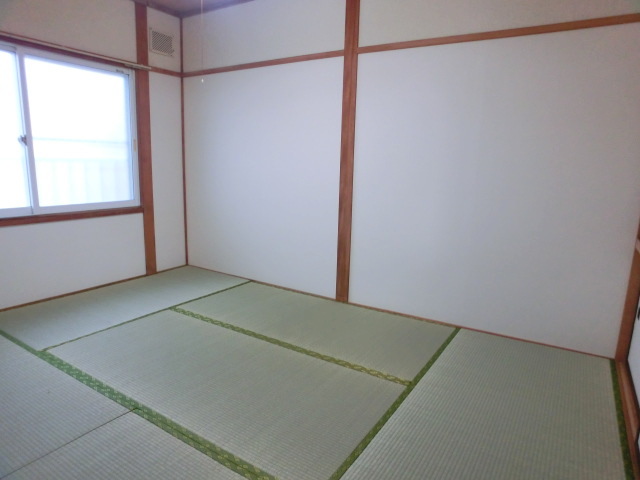 Other room space. Japanese-style room has also been beautifully cleaned.