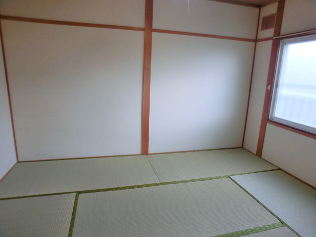 Other room space. This Japanese-style room has also become beautiful. There is also a wide.