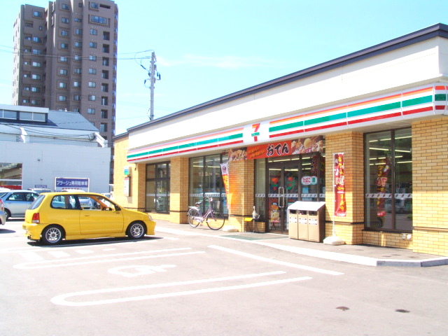 Convenience store. Seven-Eleven Sapporo Sumikawa central store up (convenience store) 765m